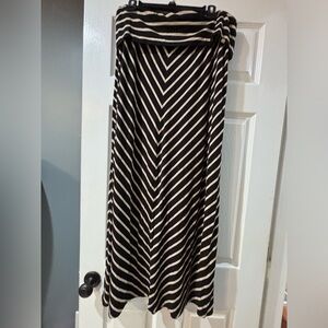 Calvin Klein women’s black & tan striped maxi skirt size large